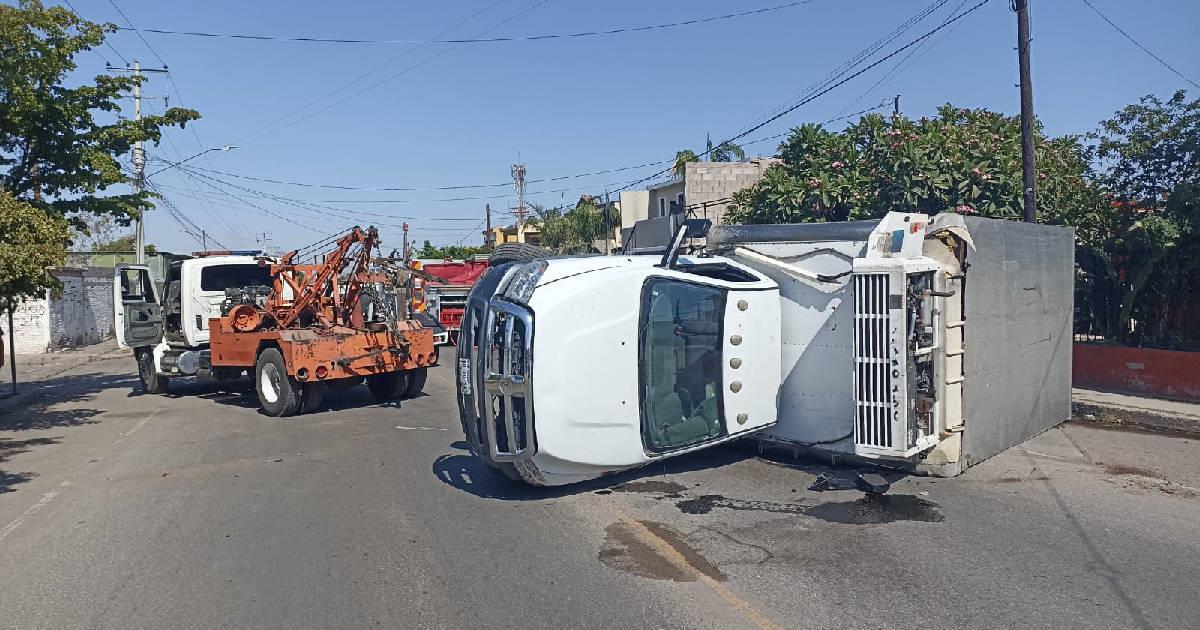 Camión termina volcado por falla en los frenos en colonia Las Torres