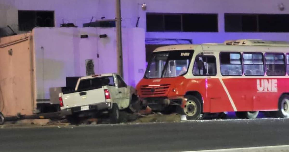 Camión perdió el control y se impactó contra dos vehículos estacionados