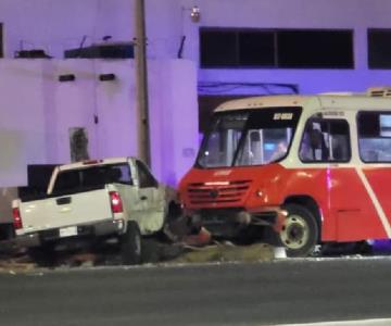 Camión perdió el control y se impactó contra dos vehículos estacionados