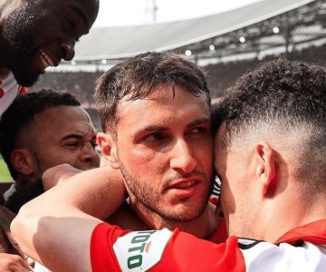 Santi Giménez cosecha otro logro con el Feyenoord; mejor jugador del club