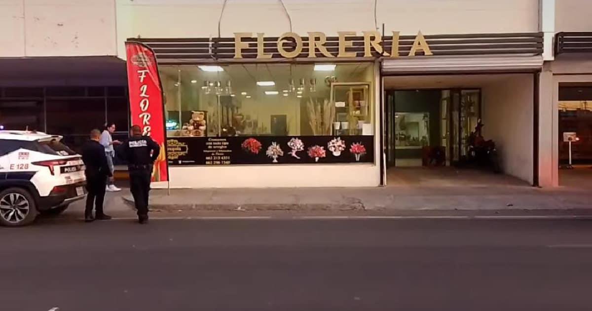 Bomberos sofocan incendio en bodega de florería en San Benito