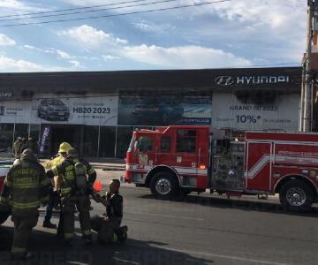 Se incendia agencia de autos en Hermosillo