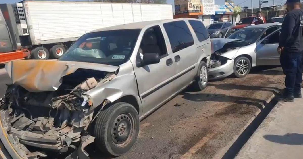 Choque entre tres vehículos dejó dos personas lesionadas