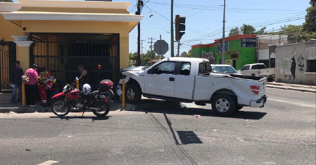 Aparatoso choque deja cuantiosos daños en colonia 5 de Mayo