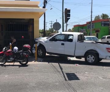 Aparatoso choque deja cuantiosos daños en colonia 5 de Mayo