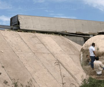 Tráiler con toneladas de uva vuelca y ciudadanos esperan por la rapiña