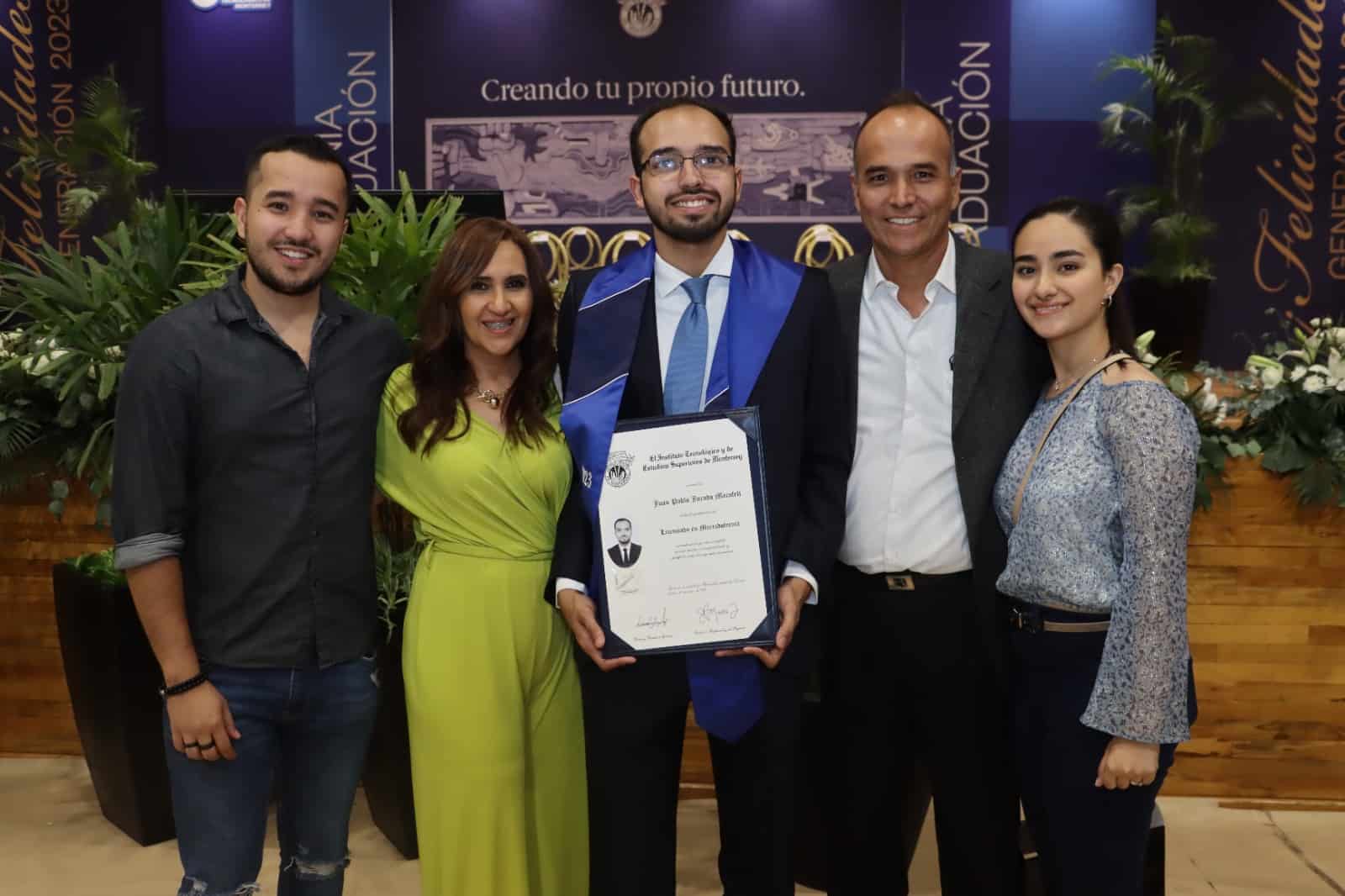 Culminan su educación profesional en el Tec de Monterrey