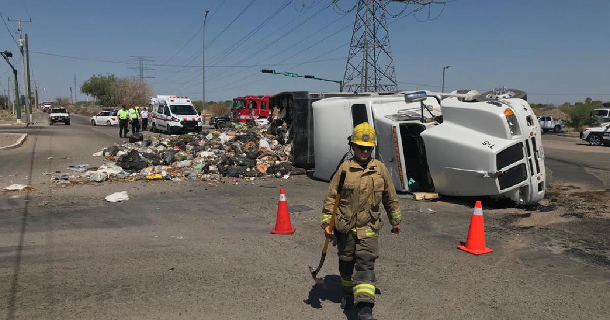 Trailer no soporta carga y termina volcado en bulevar Quiroga