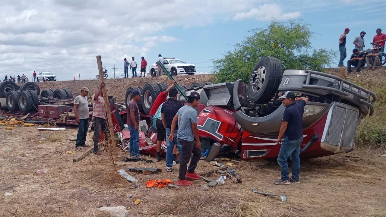 Vuelca tráiler cargado de varillas en el tramo Navojoa-Los Mochis