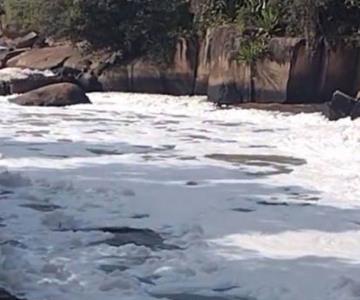 Espuma tóxica cubre un río en Brasil