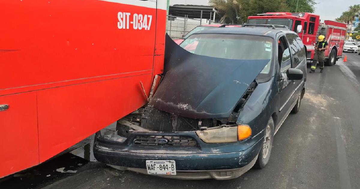 Una madre y su hijo resultan con lesiones al impactar camión urbano