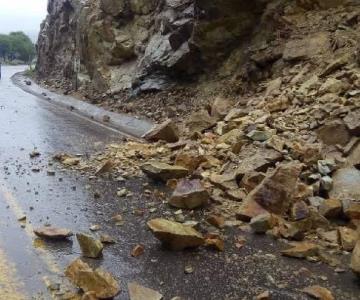 Advierten sobre caída de rocas en la carretera Ímuris-Cananea