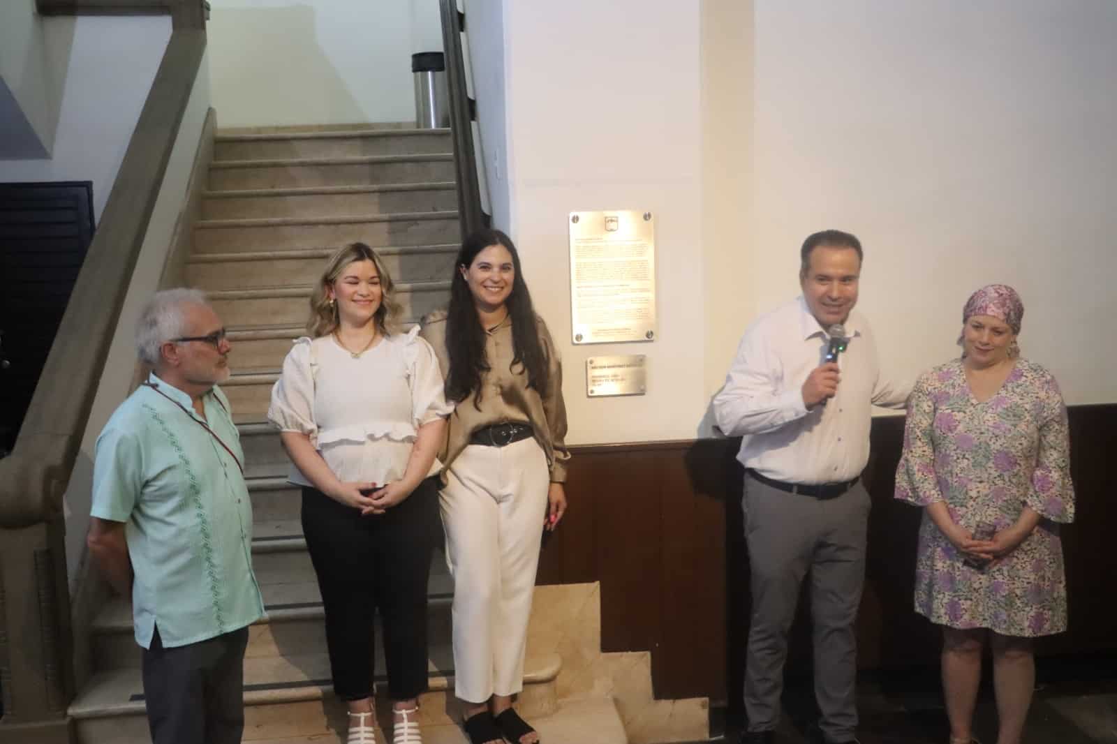 Develan placa del mural ‘Pioneros’ de Héctor Martínez Arteche