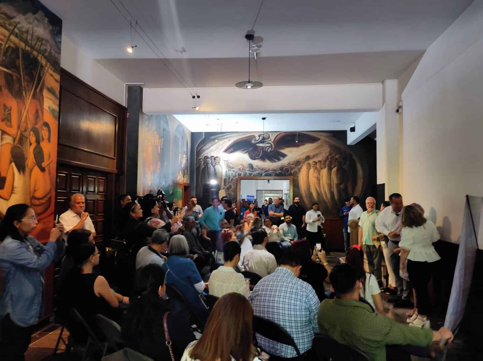 Develan placa del mural ‘Pioneros’ de Héctor Martínez Arteche