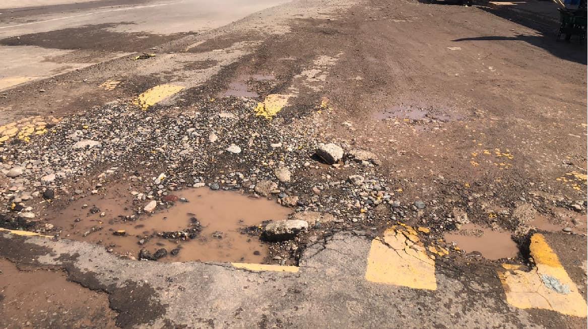 Lluvia genera gran bache en calle recién rehabilitada en Cajeme