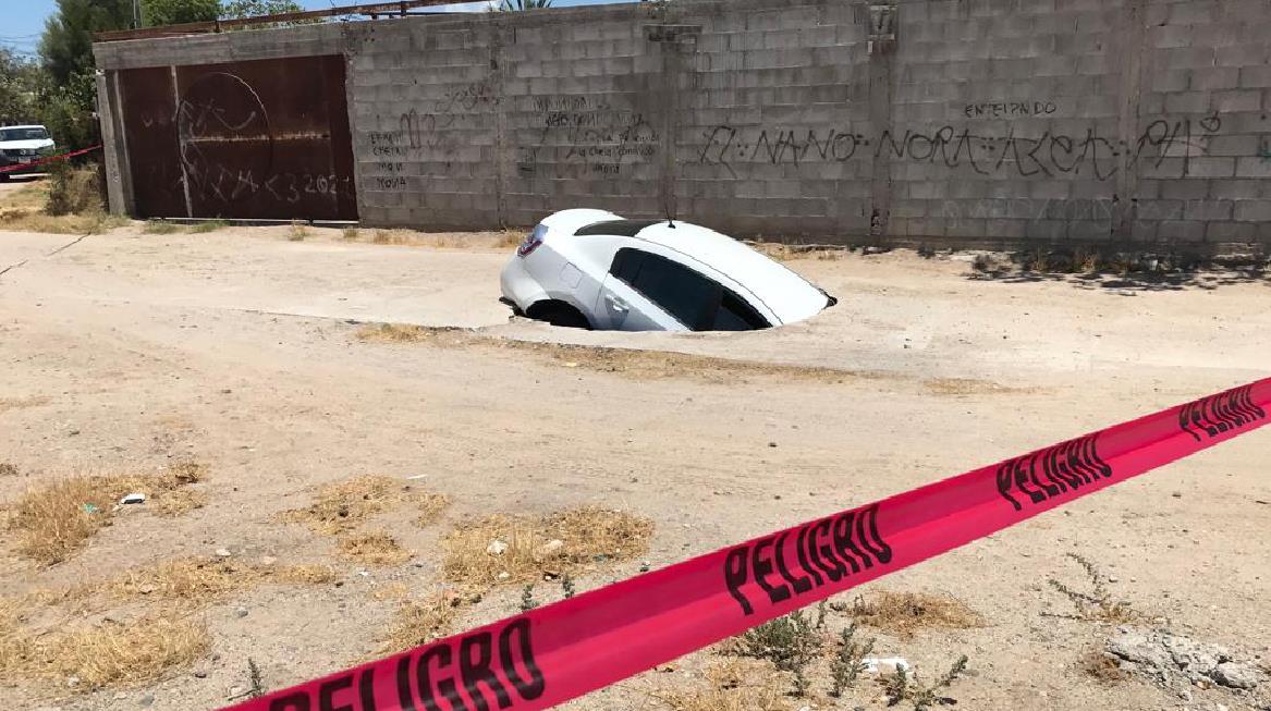 Vehículo cae dentro de socavón en colonia Primero Hermosillo