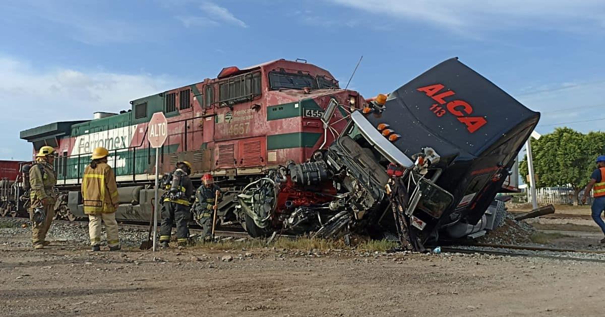 Tráiler es impactado y arrastrado por tren en Navojoa; hay un lesionado