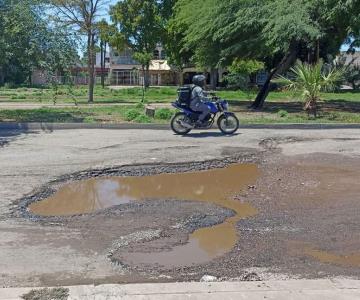 Brotan baches en calles de Ciudad Obregón con primeras lluvias