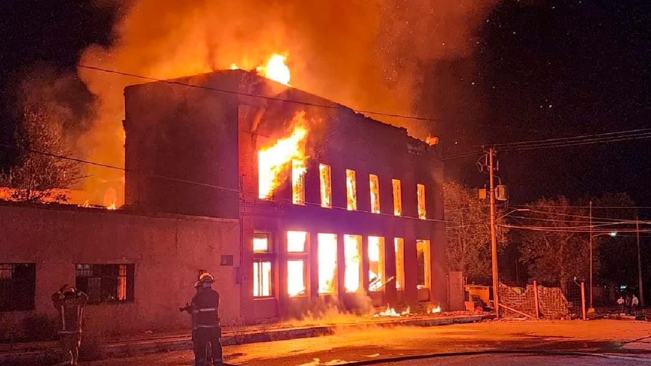 Incendio consume edificio histórico del Banrural en Cananea