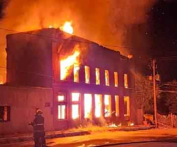 Incendio consume edificio histórico del Banrural en Cananea