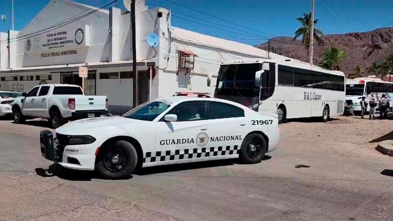 Localizan autobús con 129 migrantes en la carretera Guaymas- Hermosillo