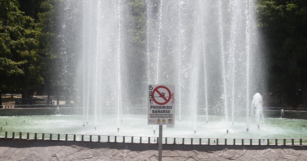 Invitan a no ingresar o beber agua de la fuente del Parque Madero