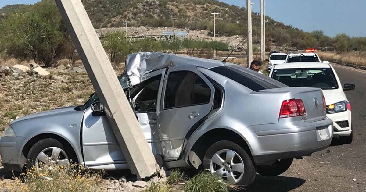 Pierde el control y se estrella contra un poste; es trasladado a hospital