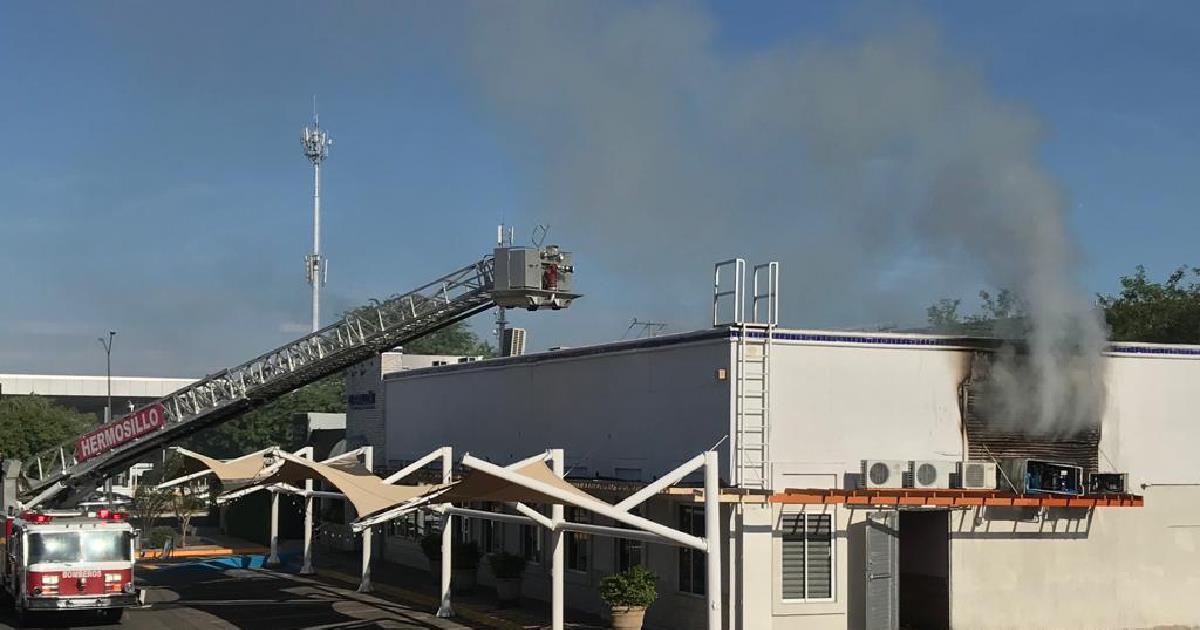 Bomberos combaten incendio de restaurante al norte de Hermosillo