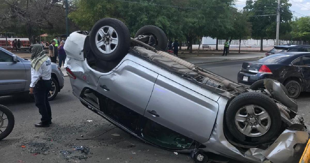 Aparatoso choque deja cuantiosos daños materiales en el sector Centro