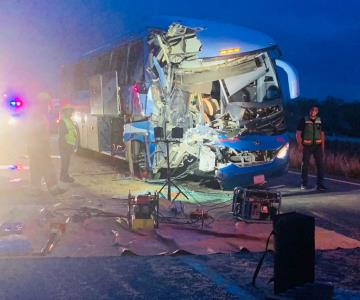 Autobús de pasajeros se impacta contra tractocamión en Altar-Santa Ana