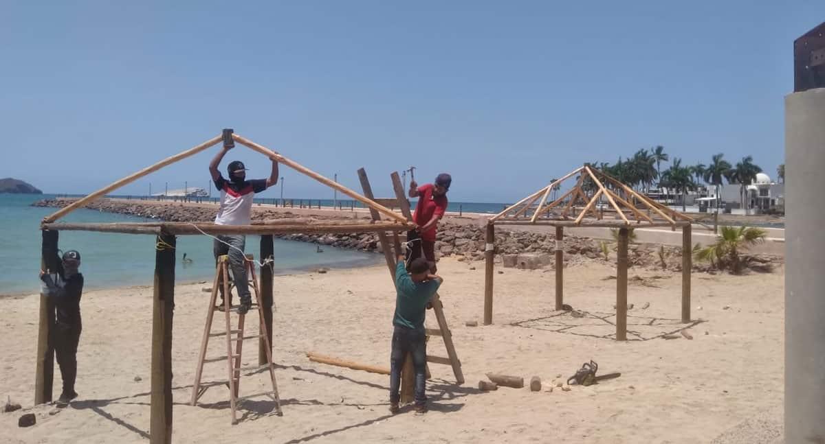 Reconstruyen palapas en Miramar