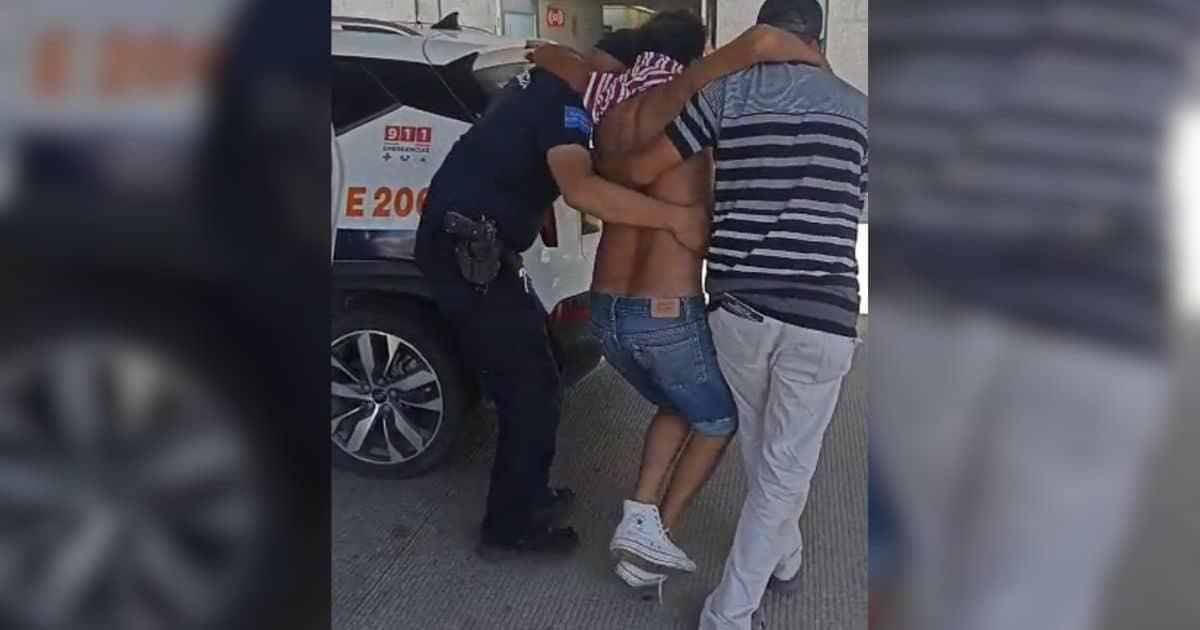 Policías trasladan un hombre intoxicado por inhalar solvente a un hospital