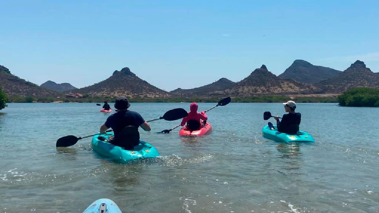 Vacacionistas disfrutan de actividades en el Estero del Soldado