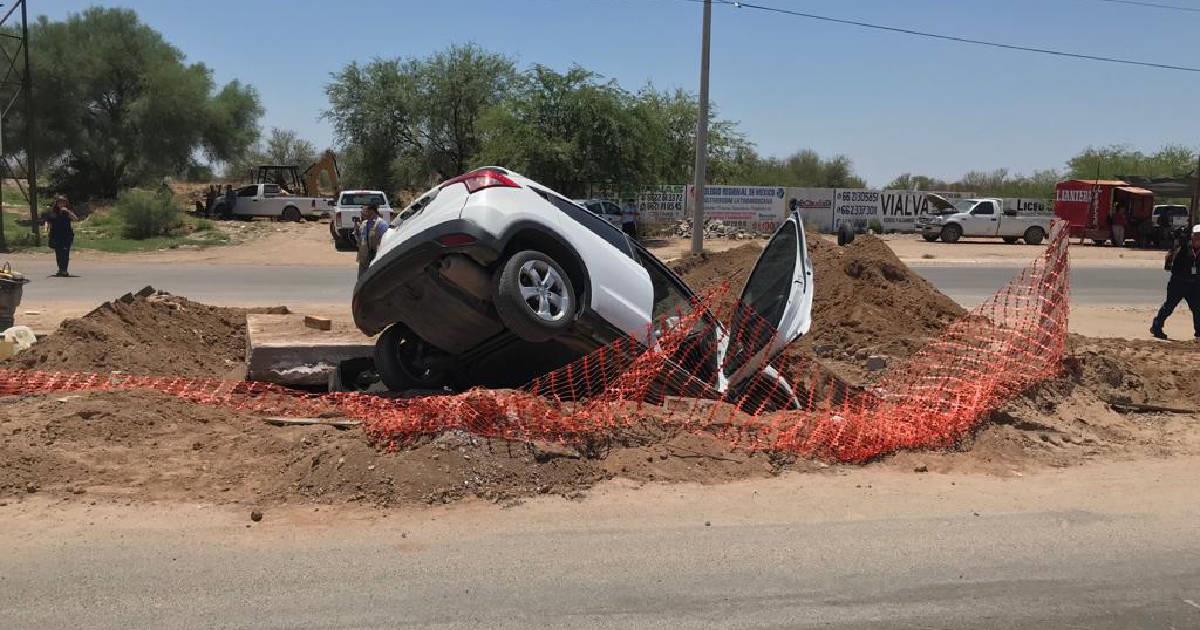 Vehículo cae en una obra de reparación en proceso en Puerta Real