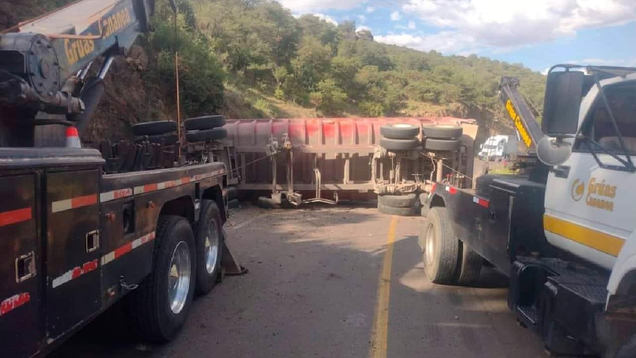 Vuelca tractocamión en la carretera Ímuris-Cananea