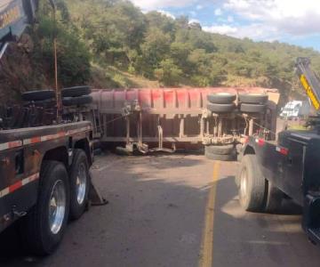 Vuelca tractocamión en la carretera Ímuris-Cananea