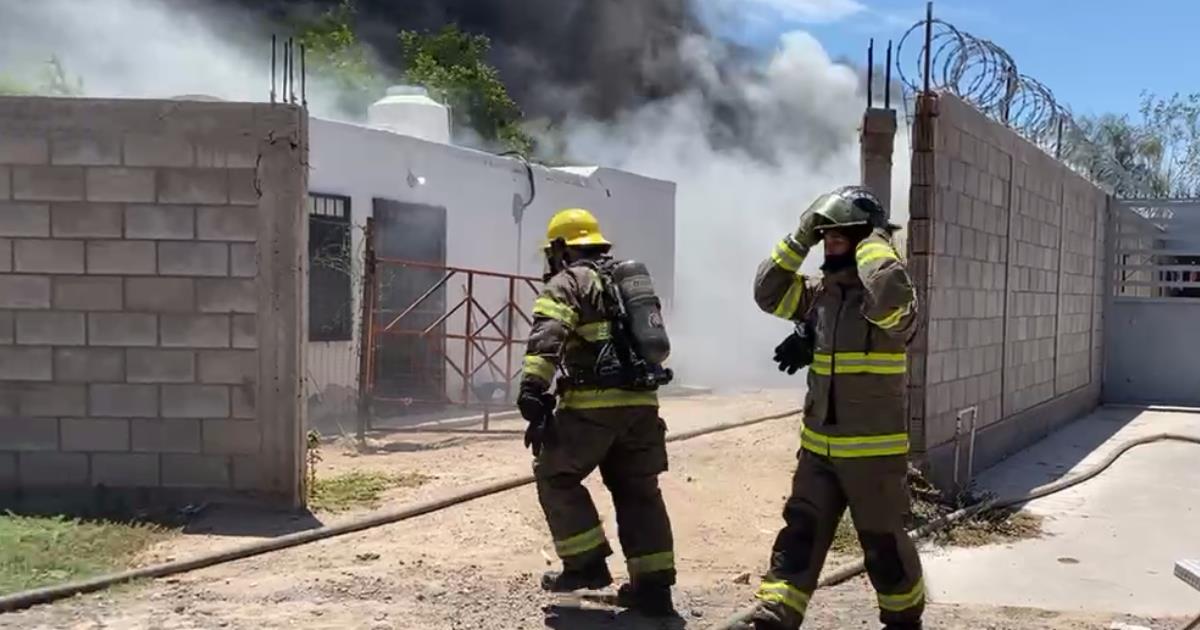 Fuerte incendio consume domicilio y se propaga a un taller en Ley 57