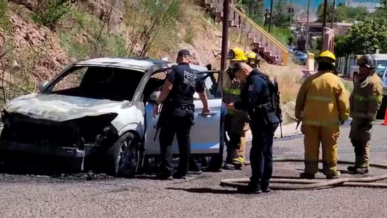 Localizan automóvil abandonado en llamas