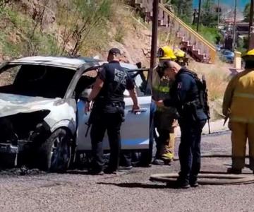 Localizan automóvil abandonado en llamas