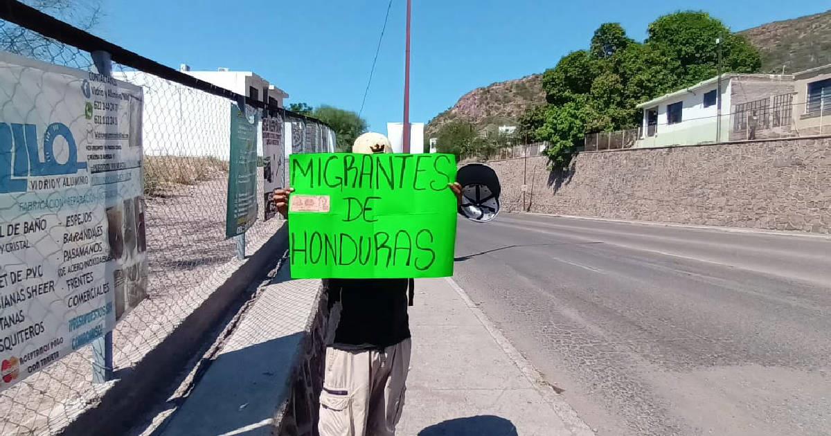 Familia de migrantes piden ayuda a guaymenses para seguir su camino