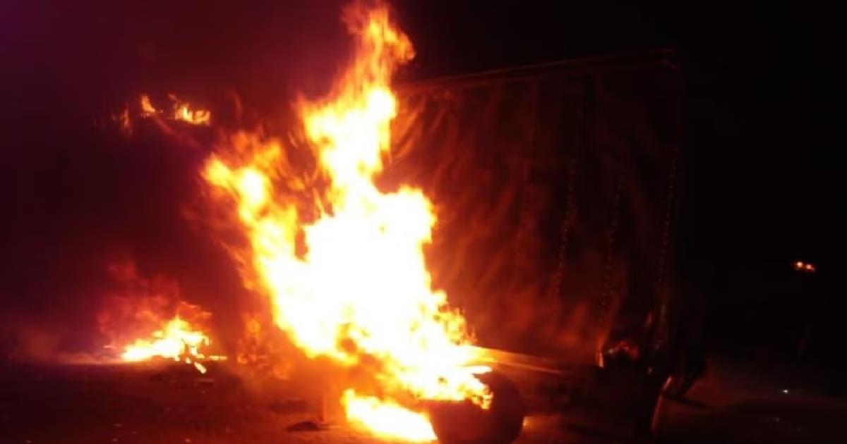 Incendio de tráiler afecta circulación en la autopista México-Querétaro