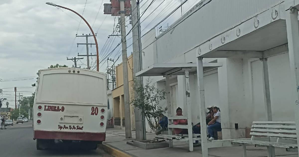 Mujeres usuarias del transporte rural piden reubicar parada de autobuses