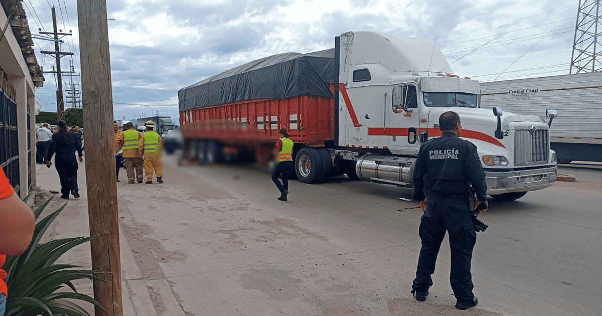 Ciclista fallece aplastado por tráiler; intentaba esquivar un portazo