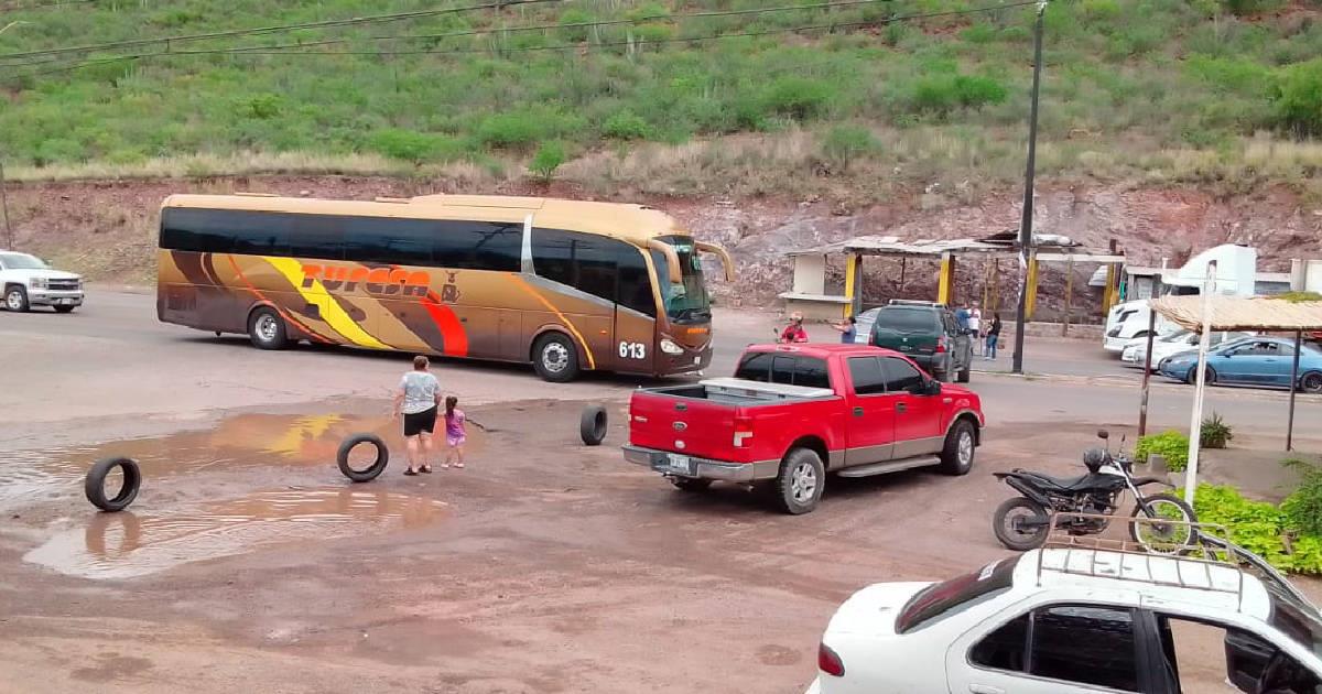 Bloquean carretera Internacional por ausencia de agua y luz en Guaymas