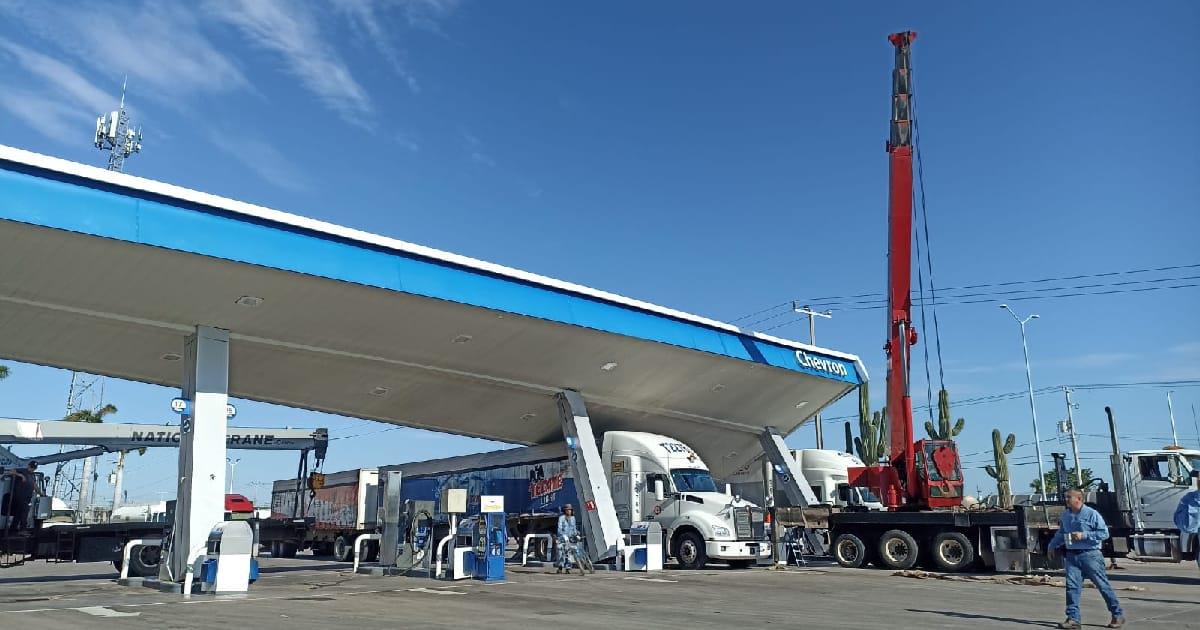 Sorpresiva tormenta dañó techo de gasolinera de Navojoa