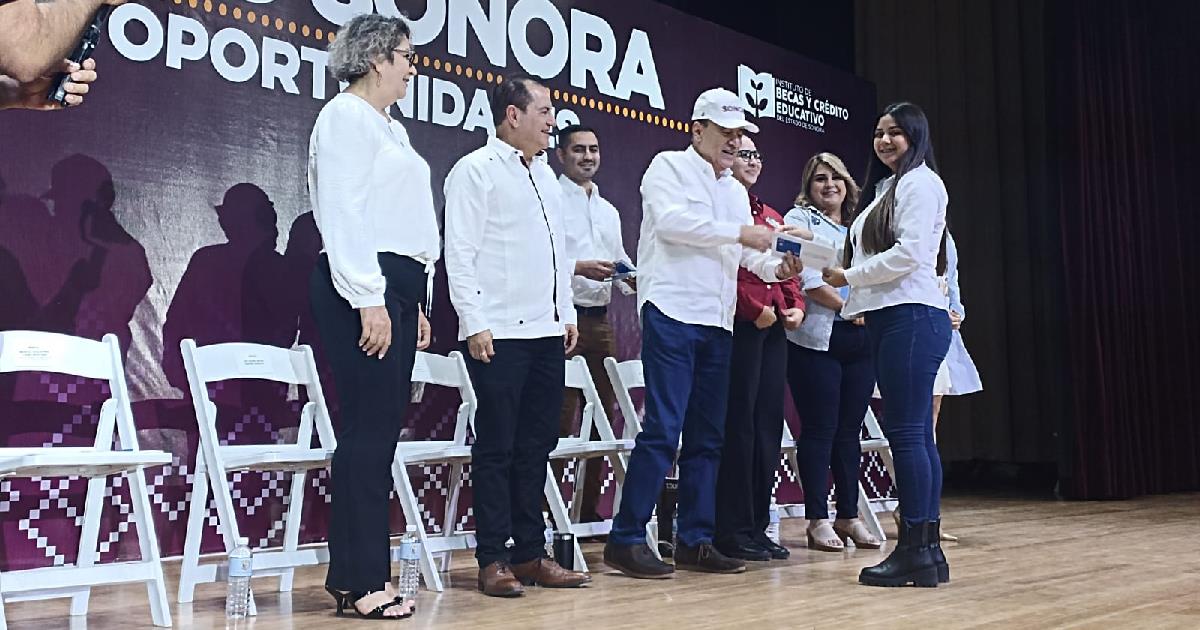 Entrega Gobierno Estatal 949 becas para alumnos de Agua Prieta