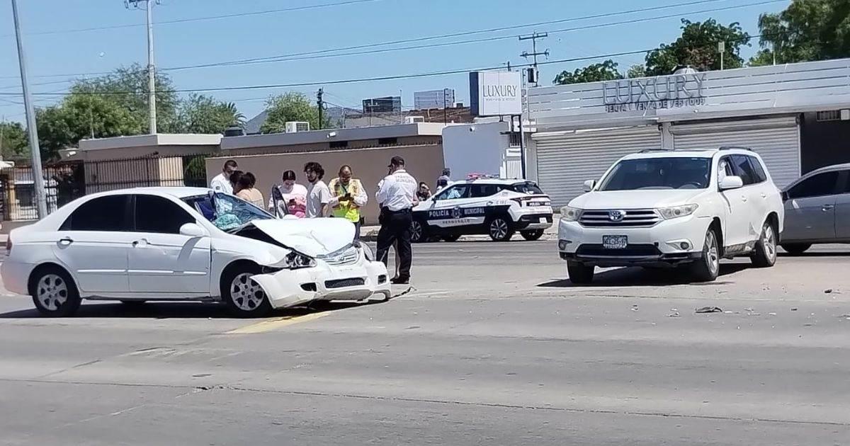 Fuerte choque en bulevar Solidaridad deja a una mujer en el hospital