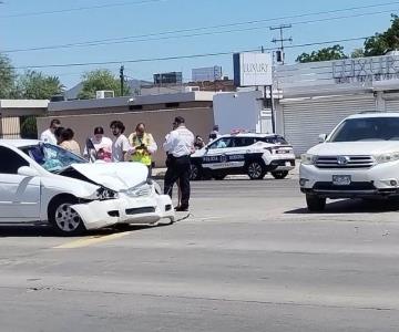 Fuerte choque en bulevar Solidaridad deja a una mujer en el hospital