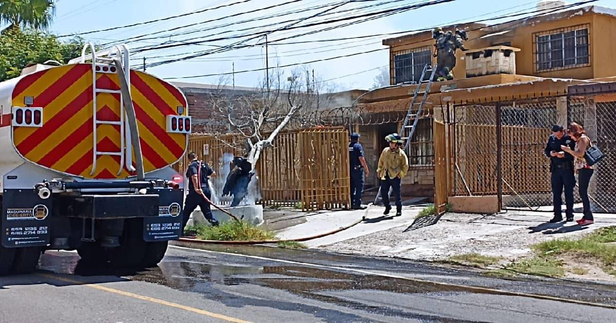 Bomberos sofocan incendio de casa en colonia Country Club; muere un perro