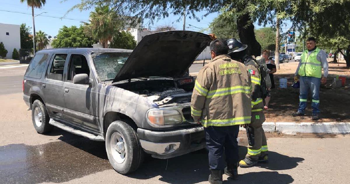 Camioneta es consumida por las llamas en cerrada Santa Mónica